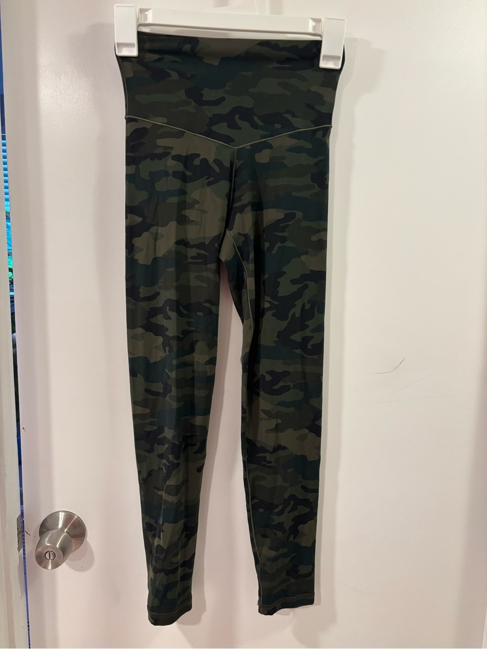 aerie Camo High-Waisted 7/8 Leggings in Green & Black